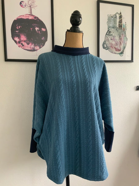 SPAR 30% - Poncholito bluse i Blåmeleret Jaquard -  str. S/M og M/L