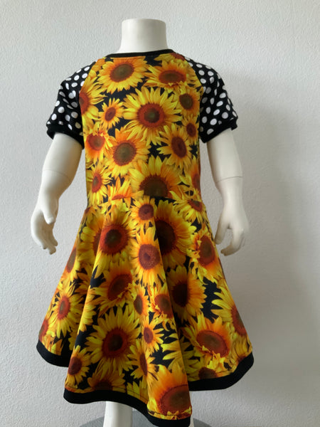 OUTLET - Peblum kjole med solsikker - Str. 110