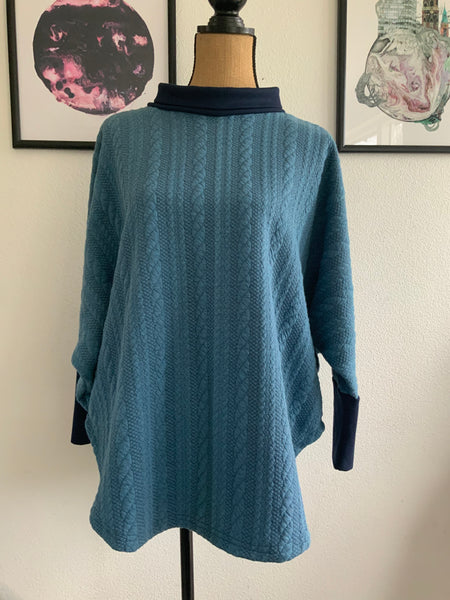 SPAR 30% - Poncholito bluse i Blåmeleret Jaquard -  str. S/M og M/L