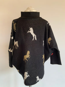Outlet - Ponchobluse med enhjørninger - str. 104 og 110