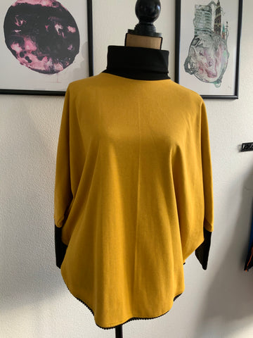 OUTLET _ Poncholito bluse i okkergul sweatstof og blonder - Str. S/M