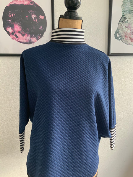 UDSALG - TEEN - Poncholito bluse i quiltet stof - Marine blå (12-16 ÅR)