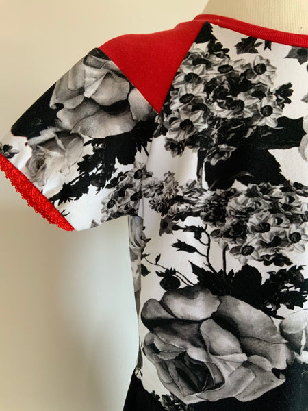 OUTLET - Peblum kjole med blomster og røde lækre detaljer - str. 104/110