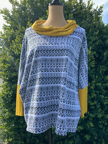 Poncholito bluse i sort/hvid jaguard med okkergule detaljer