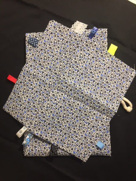 UDSALG - Babysengetøj med sanse/nusseklud - Småblomstret / Blå blomster