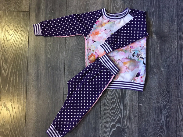 Digital Print med sommerfugle og blomster - GOTS - Global Organic Textile Standard