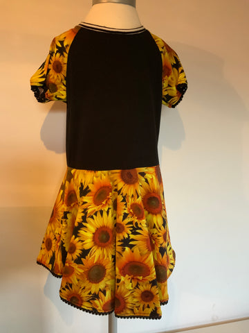 OUTLET - Peblum kjole med solsikker - Str. 92/98 og  98/104