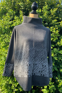Spar 50% - Poncholito bluse med Grafisk mønster- Str. S/M
